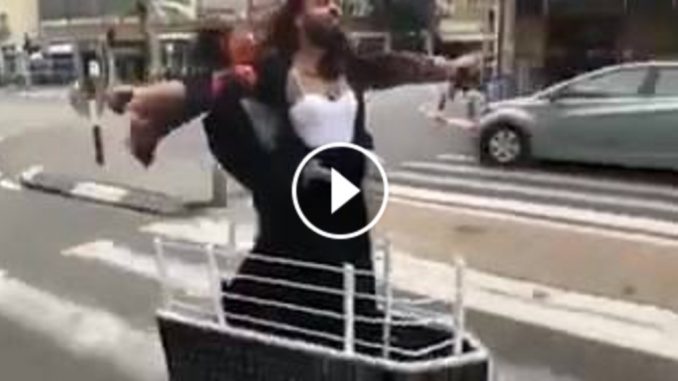Purim di Tel Aviv: l’interpretazione del Titanic sullo skate è giù virale: il video purim