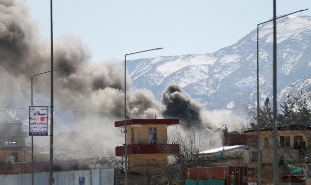 Kabul. Un altro attacco terroristico suicida colpisce la città: tre morti e 38 feriti. Questa volta il target è la polizia locale e il Parlamento.