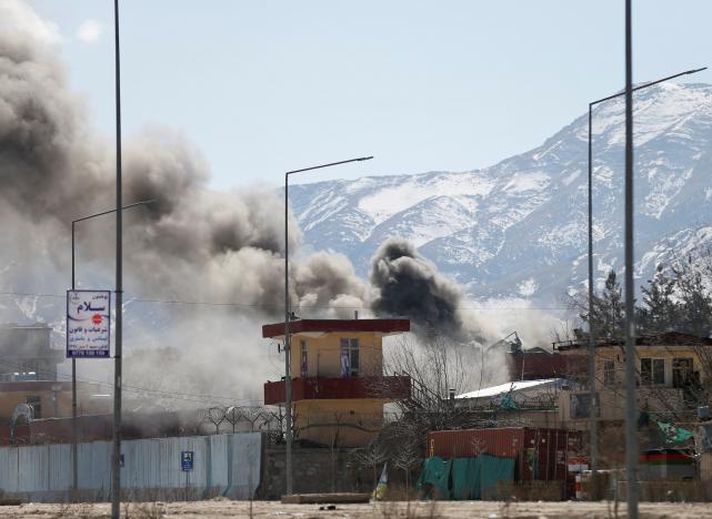Kabul. Un altro attacco terroristico suicida colpisce la città: tre morti e 38 feriti. Questa volta il target è la polizia locale e il Parlamento. Kabul