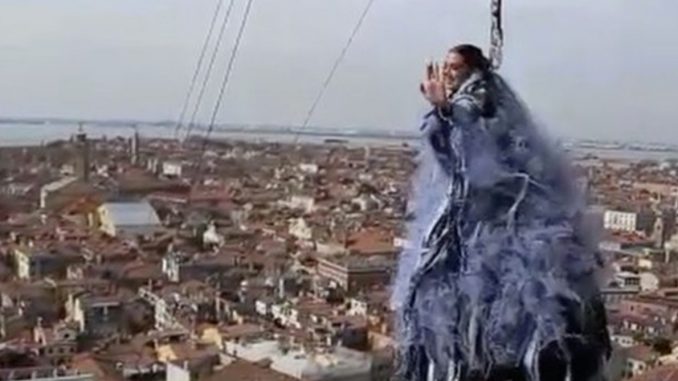 Melissa Satta e il suo spettacolare volo dell'Aquila per il carnevale di Venezia satta