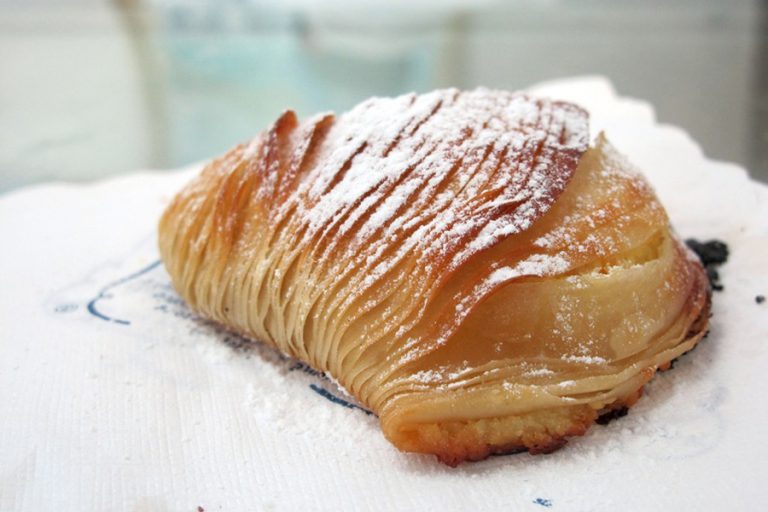 Sfogliatelle a Napoli: dove mangiare le migliori in città Sfogliatelle a Napoli: dove mangiare le migliori in città
