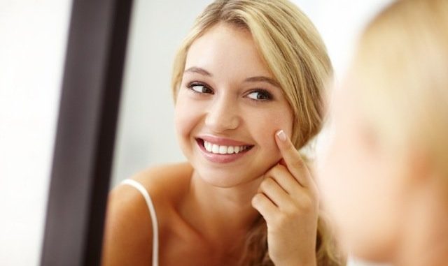 In questo caso utilizzare prodotti idratanti che possano ripristinare l’equilibrio della vostra pelle è sempre la soluzione preferibile, poiché non solo vi permetterà di far fronte al problema dei brufoli rispettando l’equilibrio del vostro organismo, ma avrà anche un’azione preventiva che ridurrà la possibilità che si ripresentino in futuro. Provate questi metodi ricordandovi sempre di consultare un dermatologo in caso di acne aggressiva, e la vostra pelle vi ringrazierà! brufoli