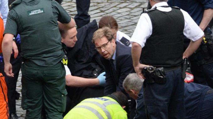 Londra, il deputato cerca di salvare il poliziotto. La foto toccante Londra, il deputato cerca di salvare il poliziotto. La foto toccante