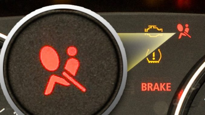 spia dell'airbag accesa spia dell'airbag accesa