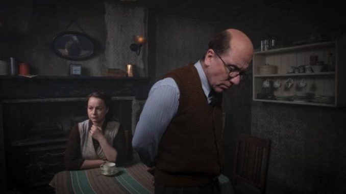 Tim Roth nei panni del serial killer John Reginald Christie nella serie tv Rillington Place Tim Roth nei panni del serial killer John Reginald Christie nella serie tv Rillington Place