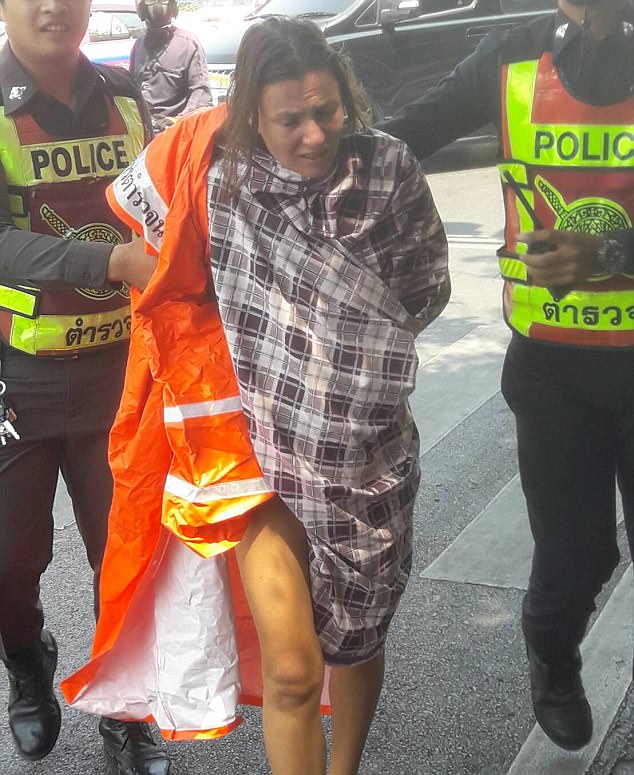 Una donna è stata trovata che vagava per le strade di Bankok completamente nuda. La polizia sta indagando per capire chi sia e come mai girava in quello stato.