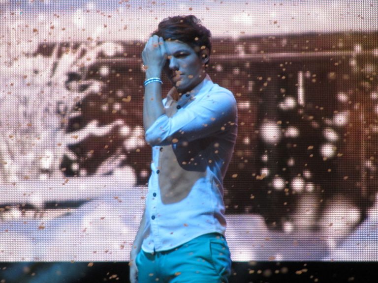 Louis Tomlinson dei One Direction arrestato dopo una lite con un fotografo Louis Tomlinson dei One Direction arrestato dopo una lite con un fotografo