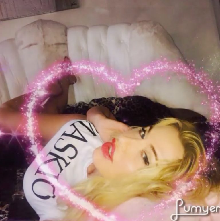 Valeria Marini su Instagram: posta un video ma è una foto. Ci vuole pratica marini
