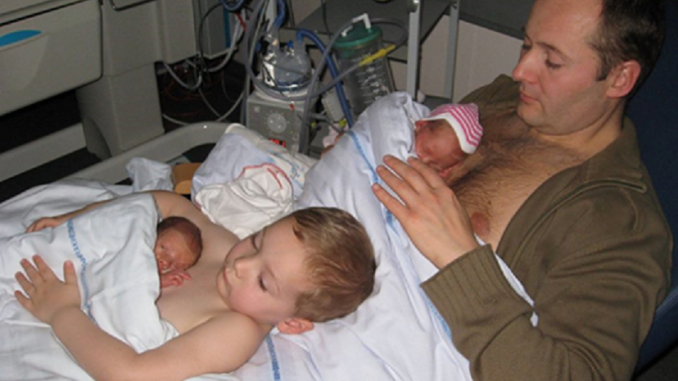Padre e fratello maggiore aiutano gemelli a crescere Padre e fratello maggiore aiutano gemelli a crescere