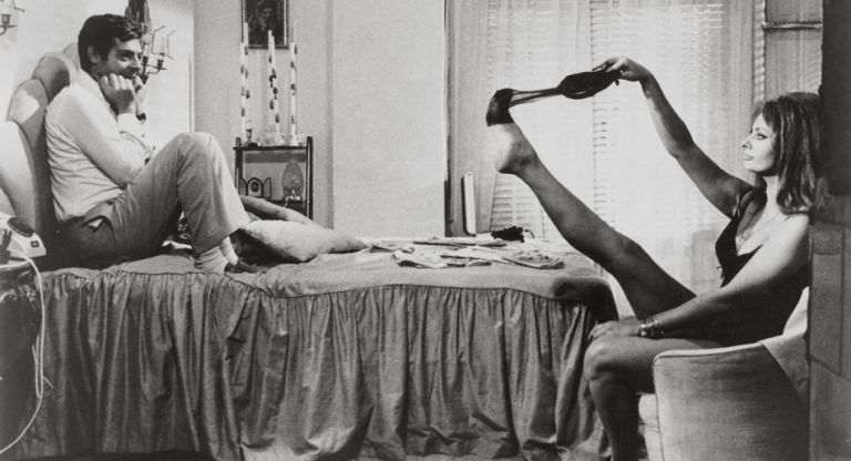SPOGLIARELLO DI SOPHIA LOREN NEL FILM "IERI, OGGI, DOMANI". SPOGLIARELLO DI SOPHIA LOREN NEL FILM "IERI, OGGI, DOMANI".