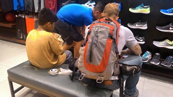 Turista regala scarpe a ragazzino: il gesto disinteressato