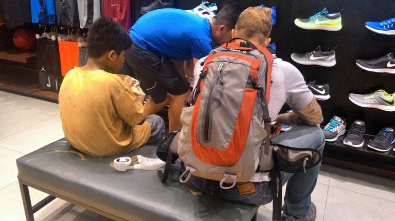 Turista regala scarpe a ragazzino: il gesto disinteressato