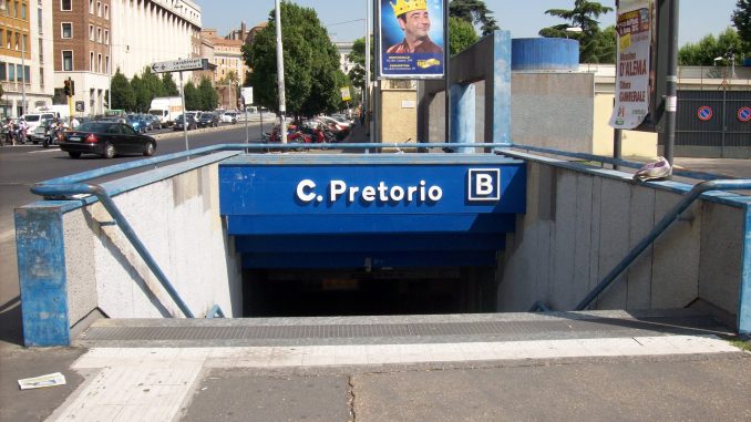 Roma, 28enne cade nei binari della metro, morto in ospedale metro