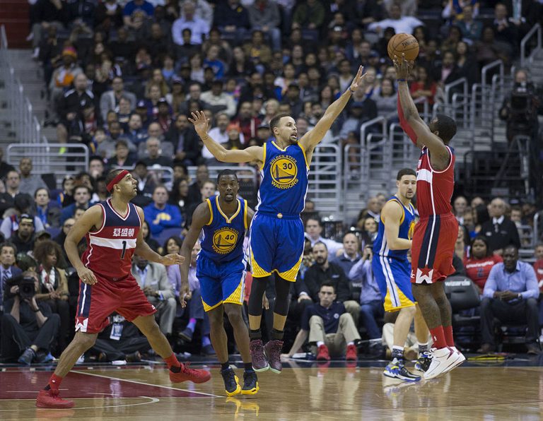 Playoff Nba, i Golden State Warriors schiacciano Portland e volano in semifinale a Ovest Playoff Nba, i Golden State Warriors schiacciano Portland e volano in semifinale a Ovest