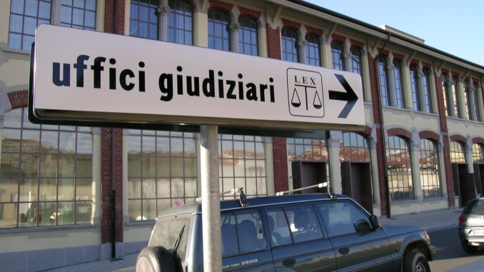 Cartello-Uffici-giudiziari-davanti-al-Tribunale-dic2004-b