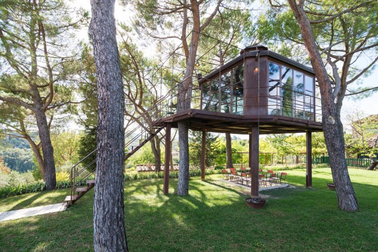 Casa sull'albero padre ne costruisce una per la figlia Casa sull'albero: padre ne costruisce una per la