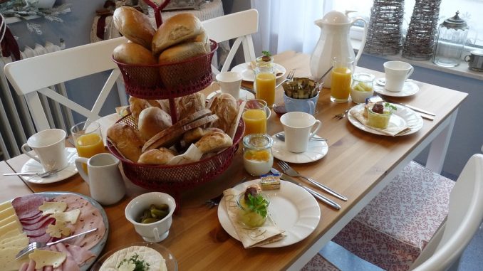 Come organizzare un incontro tra amici in puro stile "Hygge" Come organizzare un incontro tra amici in puro stile "Hygge"