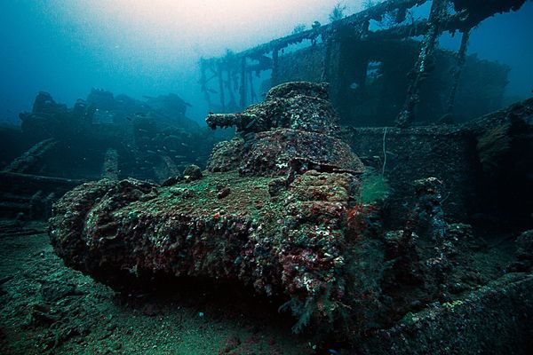 Japanese-light-tank-sits-on-the-deck-of-the-San-Fransisco-Maru.-It-was-a-cargo-ship-for-the-Imperial-navy-in-ww2.-Sunk-in-1944-during-Operation-Hailstone.-Located-off-the-coast-of-Micronesia._resultat