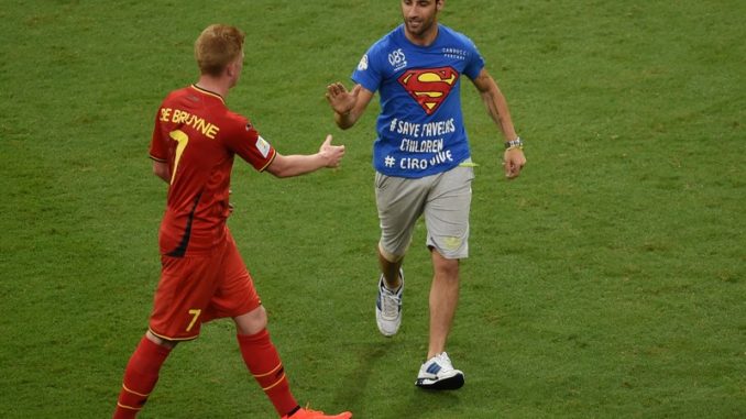 Mario Ferri, l'invasore: "Higuain traditore, si merita sciarpa in faccia" sciarpa
