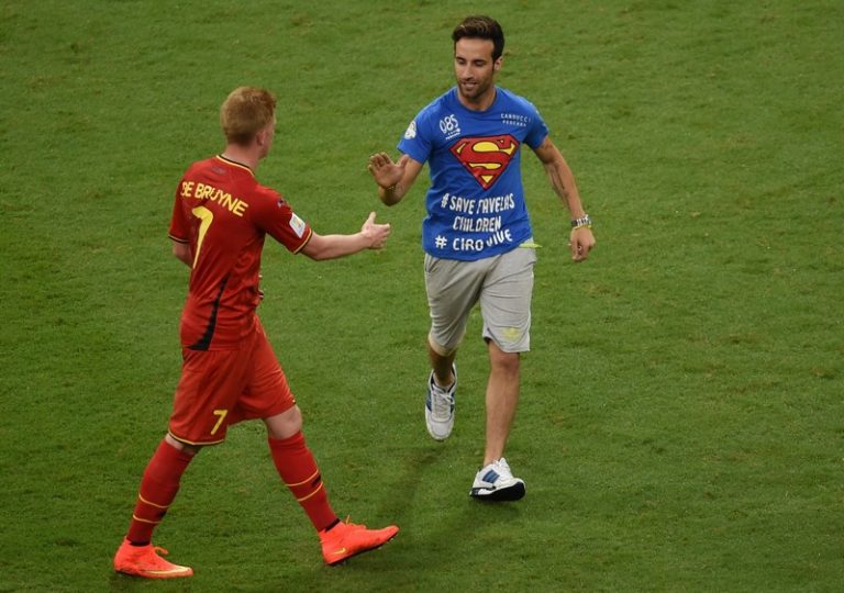 Mario Ferri, l'invasore: "Higuain traditore, si merita sciarpa in faccia" sciarpa