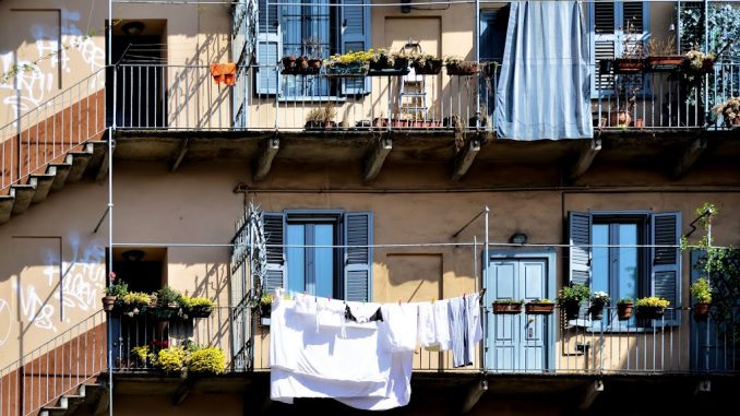 Milano, nonno pusher spaccia dal balcone: arrestato Milano, nonno pusher spaccia dal balcone: arrestato