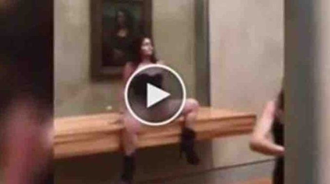 Parigi si spoglia e apre le gambe davanti alla Gioconda spoglia