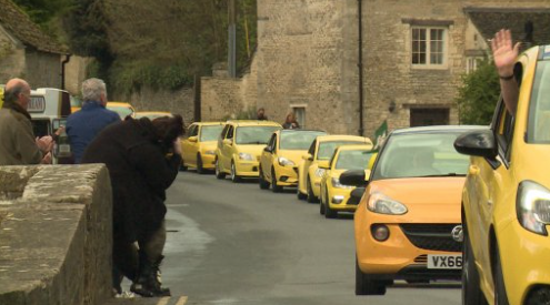 Sfilata di auto gialle