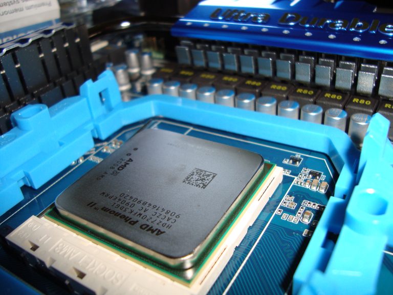 Socket_AM3_and_AMD_Phenom_II_X3_720_Black_Edition_-_flickr_2 schede video