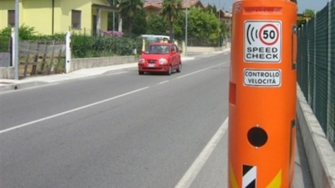 Speed check per frenare l'auto: come funziona Speed check per frenare l'auto: come funziona