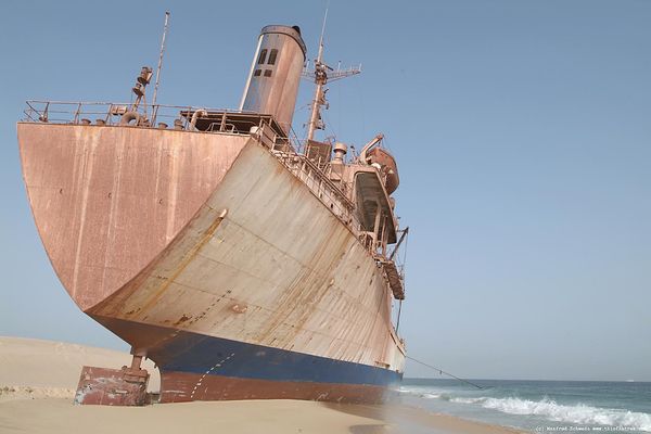 Stranded-ship-on-a-Mauritanian-beach_resultat