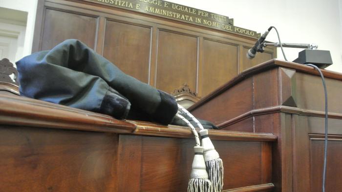 Abusi sui figli: uomo assolto nel processo. La moglie li aveva costretti a mentire abusi