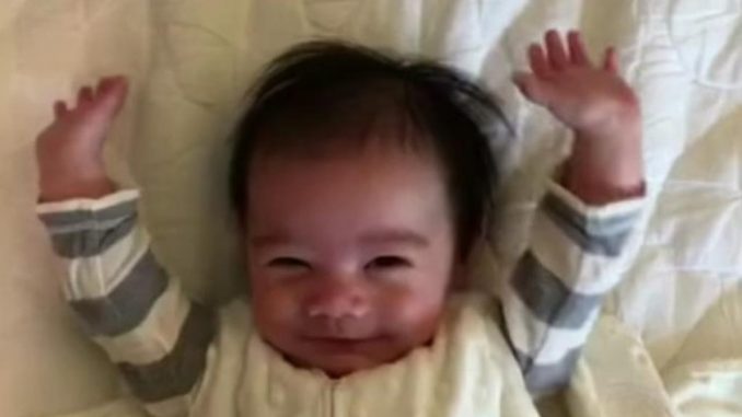 Bimbo si sveglia tutti i giorni in un modo dolcissimo Bimbo