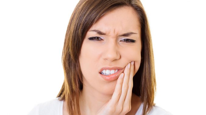 Mal di denti? Olio di cocco e chiodi di garofano lo possono alleviare Mal di denti? Olio di cocco e chiodi di garofano lo possono alleviare