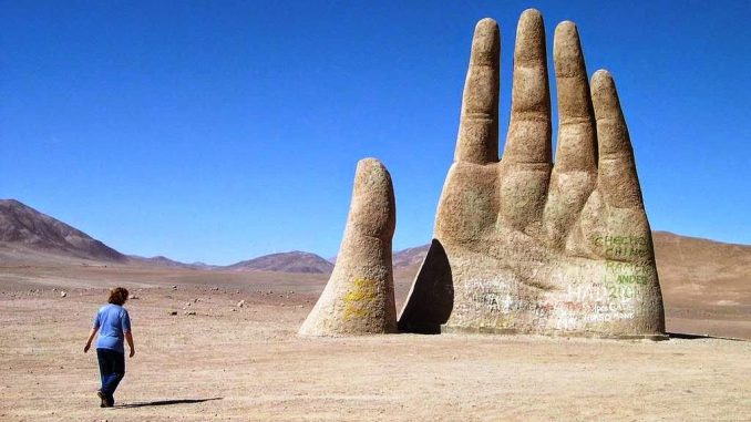 Mano protesa spunta nel deserto di Atacama Mano protesa spunta nel deserto di Atacama