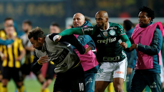 Felipe Melo perde la testa: scoppia la rissa in campo Felipe Melo perde la testa: scoppia la rissa in campo