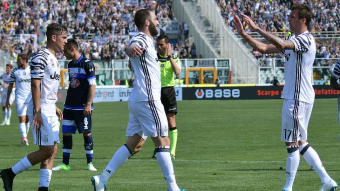 Pescara-Juventus 0-2: doppietta di Higuain e +8 sulla Roma Pescara-Juventus 0-2: doppietta di Higuain e +8 sulla Roma