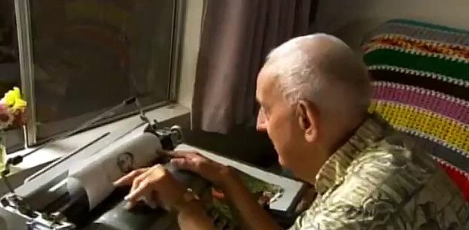Analfabeta crea quadri usando la macchina da scrivere Analfabeta crea quadri usando la macchina da scrivere