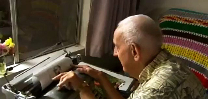 Analfabeta crea quadri usando la macchina da scrivere Analfabeta crea quadri usando la macchina da scrivere