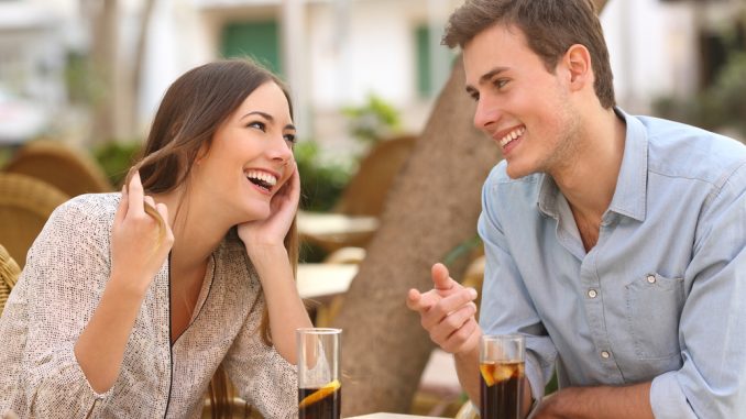 Flirtare e tradire sono collegati tra loro? Flirtare e tradire sono collegati tra loro?