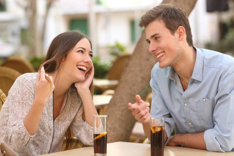 Flirtare e tradire sono collegati tra loro? Flirtare e tradire sono collegati tra loro?