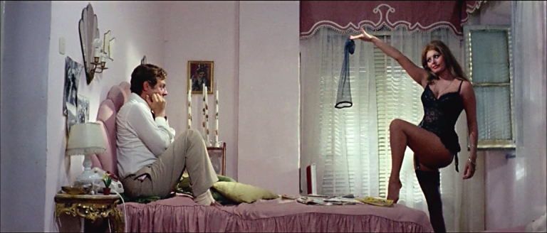 SOPHIA LOREN IN "IERI, OGGI, DOMANI". SOPHIA LOREN IN "IERI, OGGI, DOMANI".