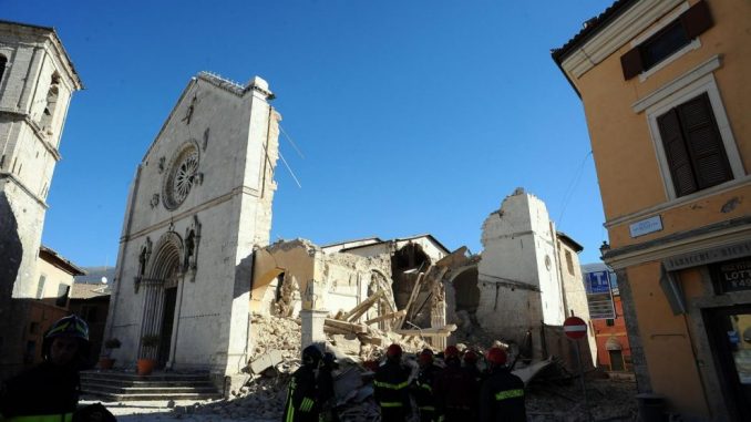 Norcia, sigilli all'ex Centro operativo comunale: pioggia di avvisi per il crollo Norcia, sigilli all'ex Centro operativo comunale: pioggia di avvisi per il crollo