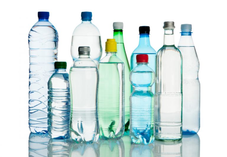 Bottiglie di plastica i rischi di riutilizzarle tante volte rischi