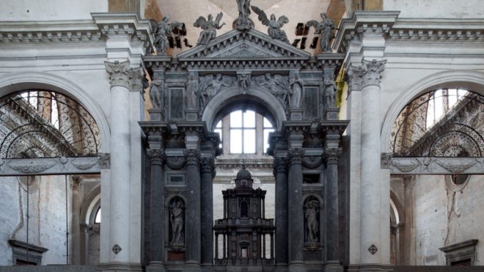 Chiesa di San Lorenzo In rovina dopo scavi archeologici