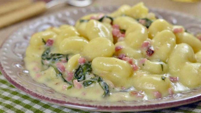 Primo piatto sfizioso? Ecco la ricetta degli gnocchi rucola e pancetta Primo piatto sfizioso? Ecco la ricetta degli gnocchi rucola e pancetta
