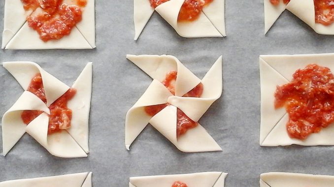 Girandole di sfoglia salate: buone e divertenti. Ecco la ricetta Girandole di sfoglia salate: buone e divertenti. Ecco la ricetta