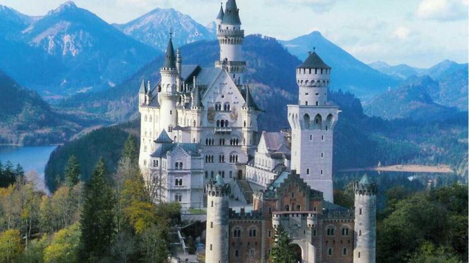 Il castello di Neuschwanstein, la dimora della Bella Addormentata Il castello di Neuschwanstein, la dimora della Bella Addormentata