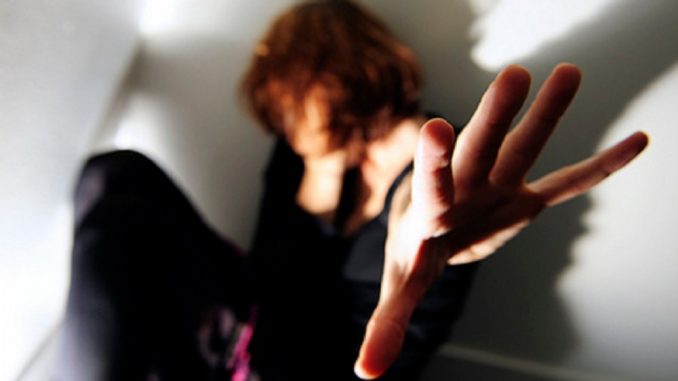 Milano: viene denunciato dalla madre, lui la picchia davanti alla sorellina madre