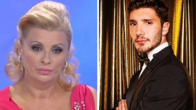 Selfie Tina contro Stefano De Martino e Belen lo difende Selfie