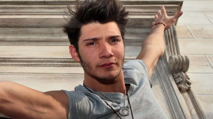 Stefano De Martino il nuovo gesto spiazza i fan gesto